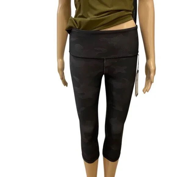 Karma Printed Kyla Crop Capri Leggings XS Black Camouflage Pattern yoga pants - Picture 3 of 11
